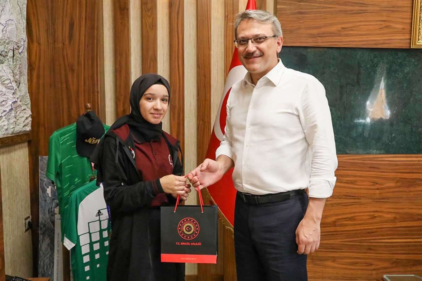 İmam hatip öğrencisi Esra Sümeyra Öz, ‘Uluslararası Mektup Yarışması’nda birinci oldu